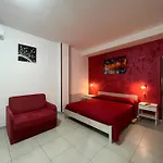 Monolocale Rosso - A Casa Di Ludovica E Martina